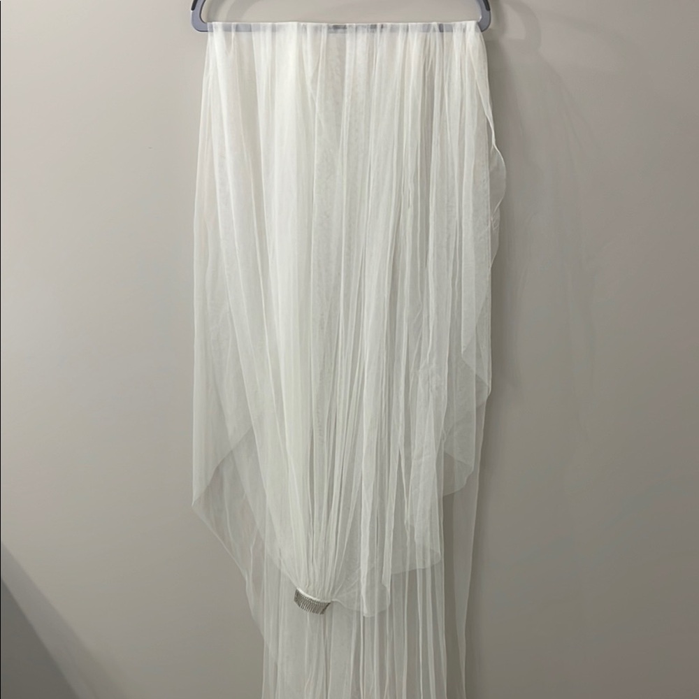 Toni Federici Elegant White Sheer Veil - Picture 2 of 7